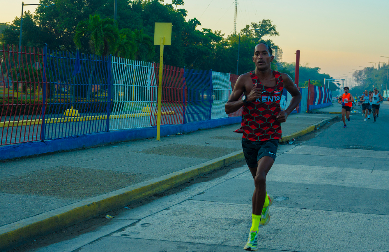 Triunfan triatletas cubanos en Carrera San Silvestre