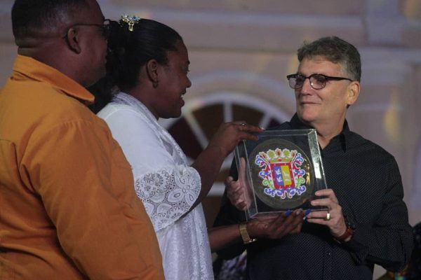 Confieren Escudo de la Ciudad a Fernando Medrano Vireya (+ Fotos)