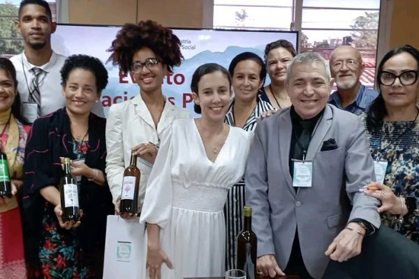 Estudiantes de Camagüey presentan innovador vino artesanal en curso de Relaciones Públicas (+ Fotos)