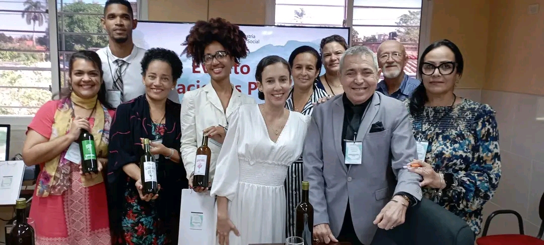 Estudiantes de Camagüey presentan innovador vino artesanal en curso de Relaciones Públicas (+ Fotos)