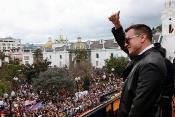 Noboa, entre golpes de Estado