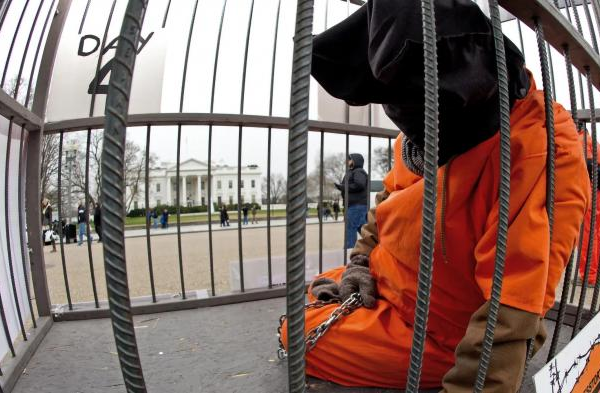 Cárcel para ilegales en una base ilegal en suelo ajeno