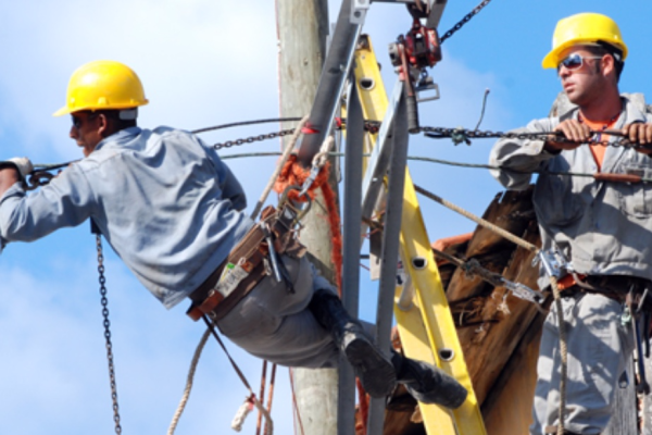 Héroes en acción: trabajadores eléctricos cubanos y su dedicación inquebrantable