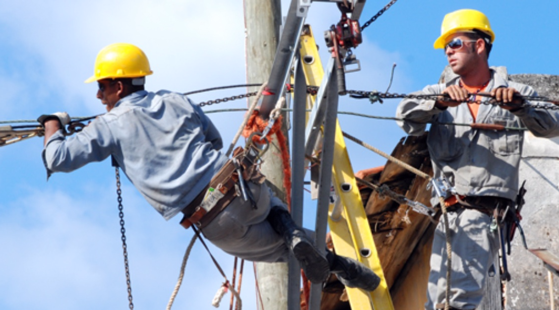 Héroes en acción: trabajadores eléctricos cubanos y su dedicación inquebrantable