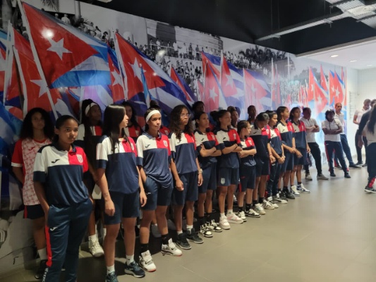 Abanderan selección femenina cubana a torneo sub-17 de fútbol