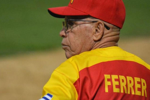 Destacado director beisbolero cubano permanece en estado grave
