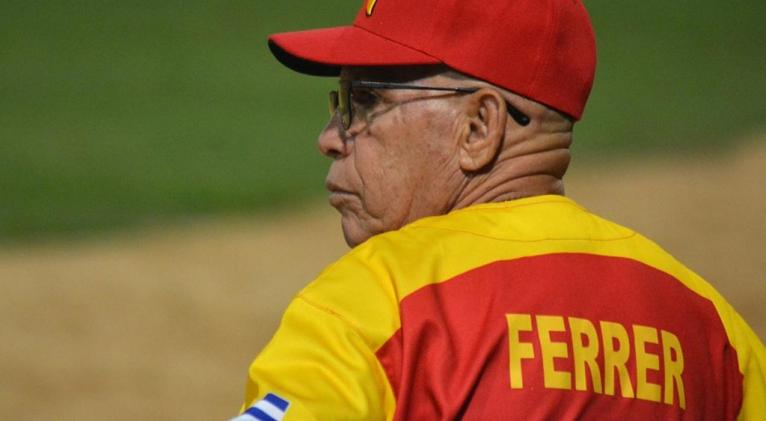 Destacado director beisbolero cubano permanece en estado grave