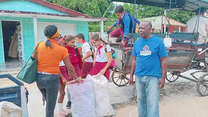 Vecinos de Céspedes activos en la recuperación de materias primas (+ Fotos)