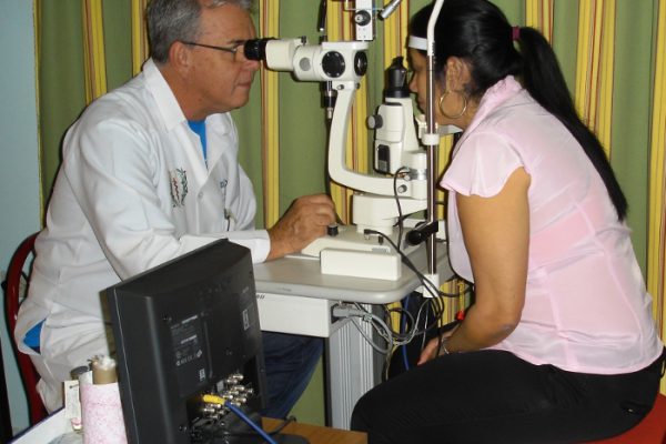 Oftalmología camagüeyana con la ciencia a su favor