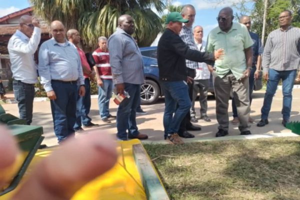 Valdés Mesa reconoce a innovadores de chapeadoras Camagüey