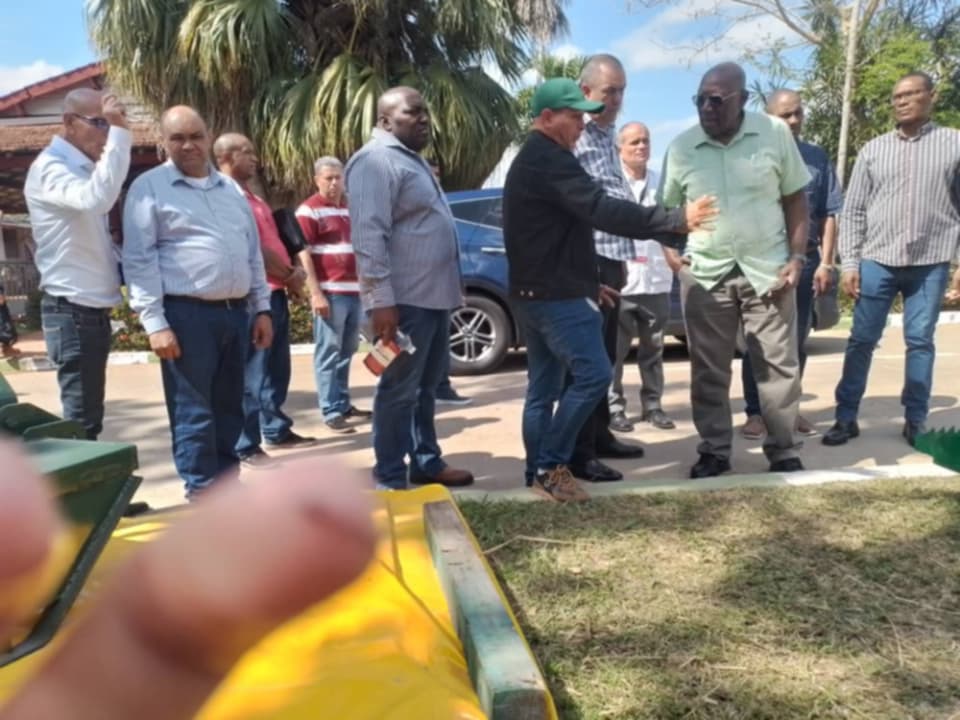 Valdés Mesa reconoce a innovadores de chapeadoras Camagüey