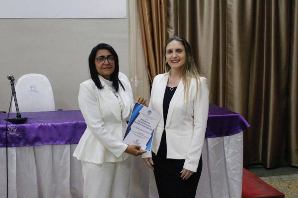 Profesora de Facultad de Ciencias Económicas de Camagüey recibe premio a la excelencia