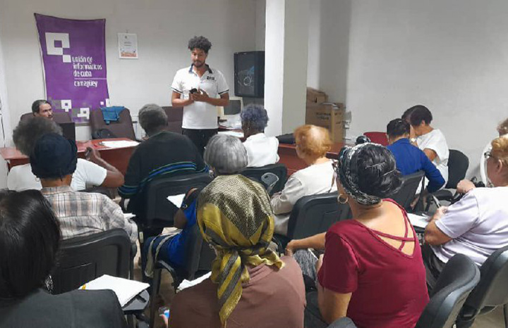 Incentivan en Camagüey capacitación digital de personas mayores