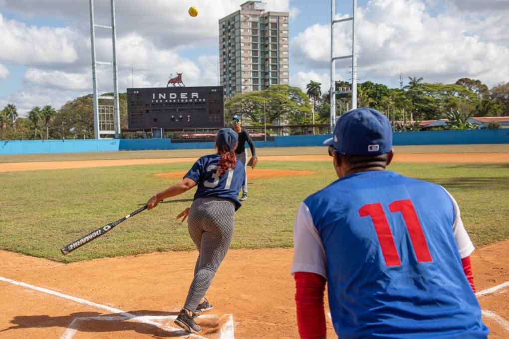 Celebran primer juego mixto de softbol entre periodistas de Cuba (+ Fotos)