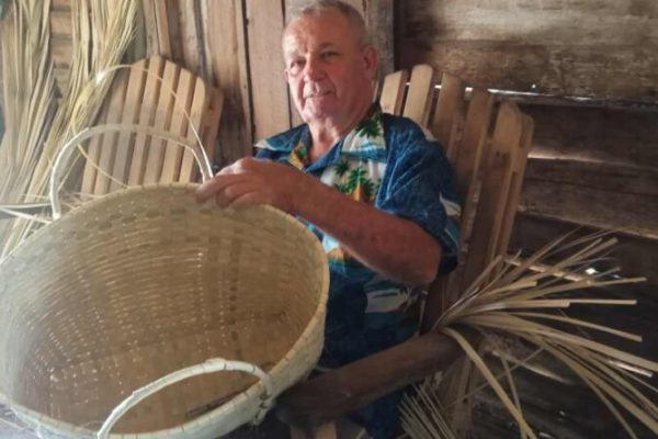 Rafael Rodríguez: un octogenario que encuentra belleza en tejer con yarey