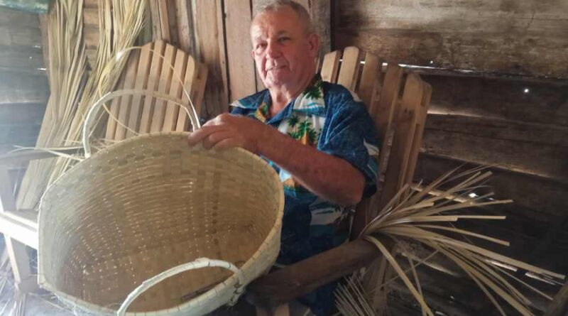 Rafael Rodríguez: un octogenario que encuentra belleza en tejer con yarey