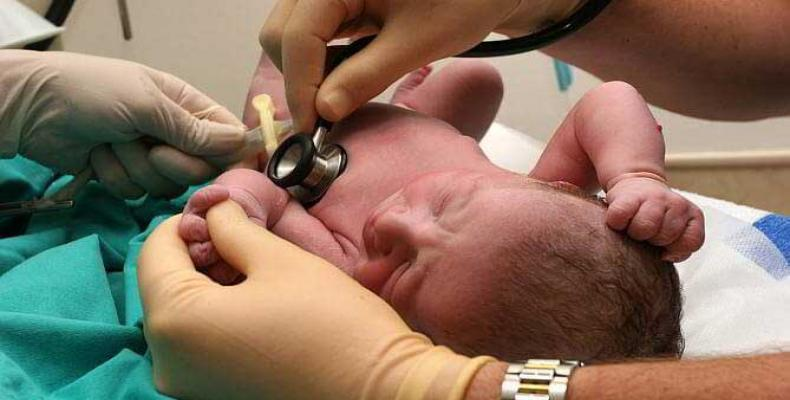 Exhibe Camagüey baja tasa de mortalidad infantil en 2025