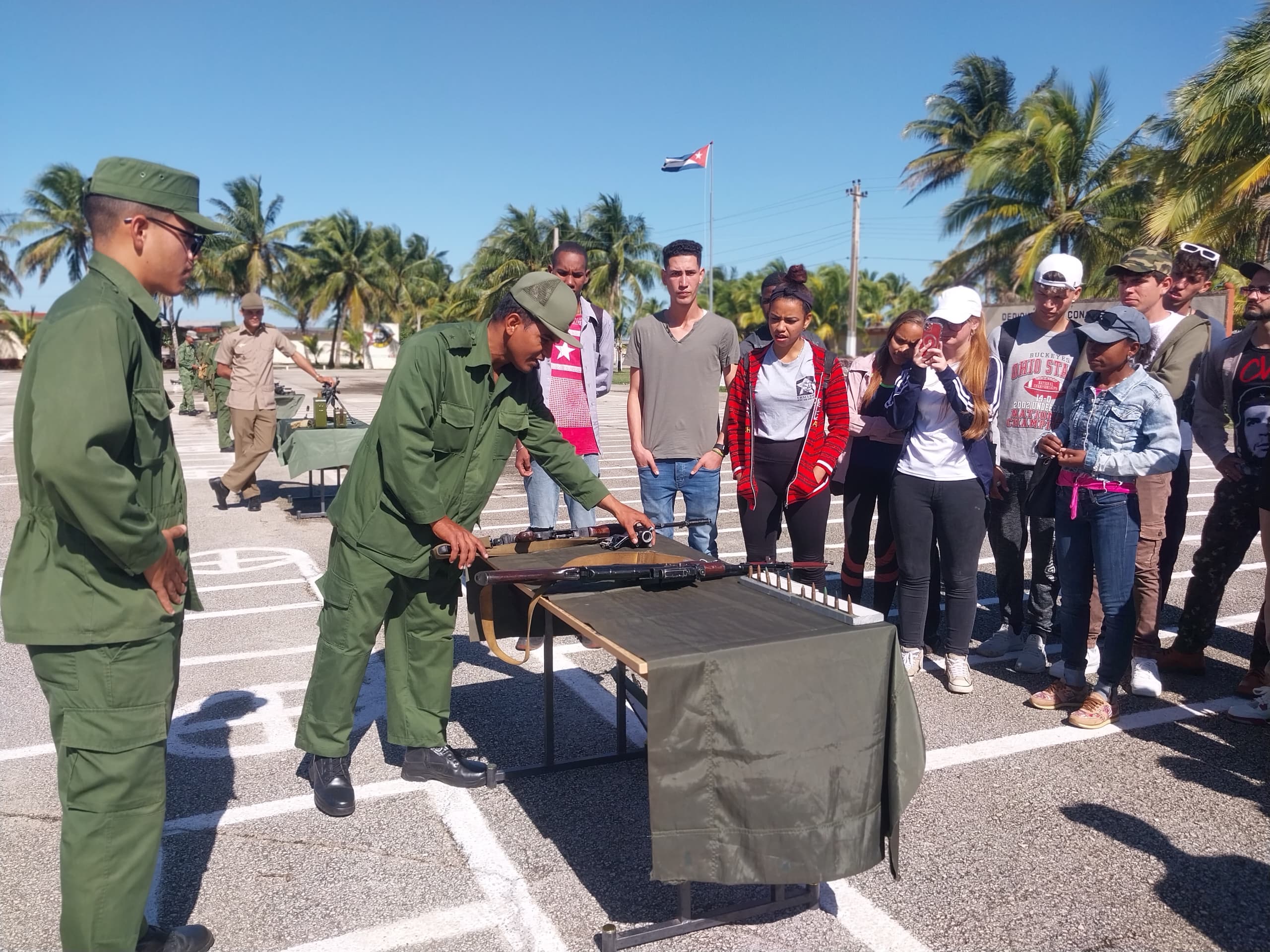 Unión de Jóvenes Comunistas por la defensa de la Patria (+ Fotos)