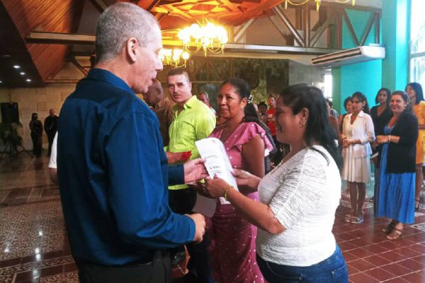 Reconocen en Camagüey a dirigentes y trabajadores del Partido
