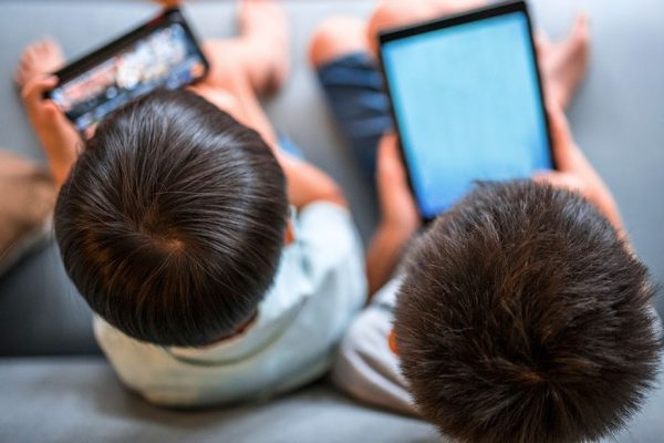 La tecnología debe ser una herramienta complementaria en la infancia, no un obstáculo