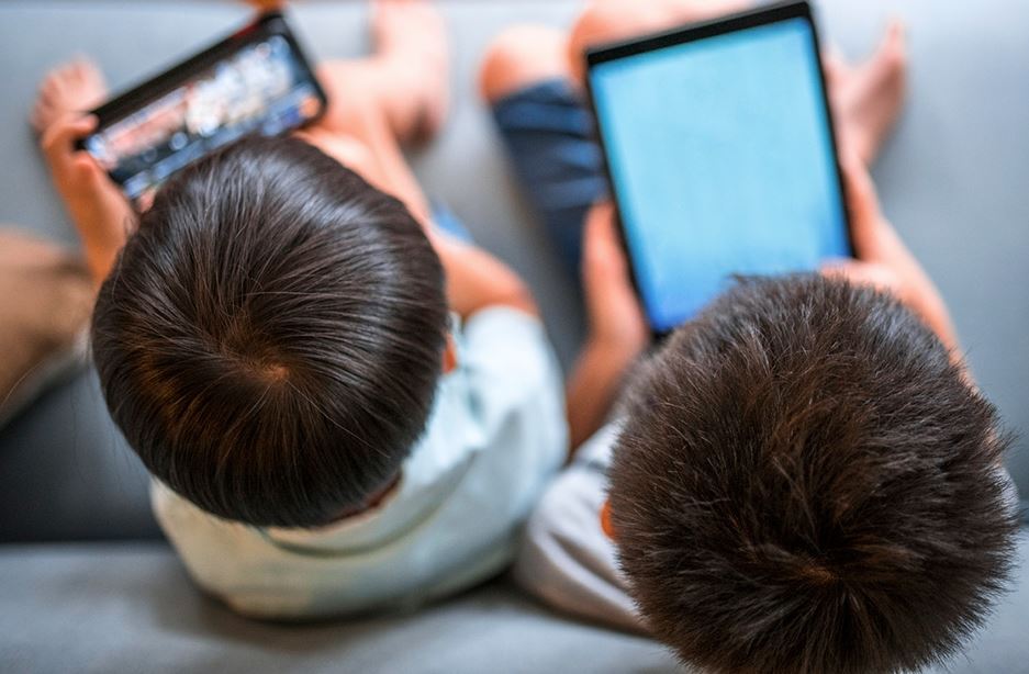 La tecnología debe ser una herramienta complementaria en la infancia, no un obstáculo