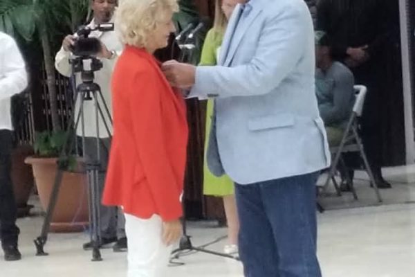 Recibe radialista de Camagüey título de Heroína del Trabajo