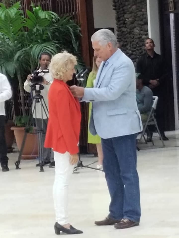 Recibe radialista de Camagüey título de Heroína del Trabajo