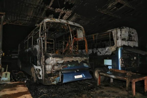 Incendio en base de ómnibus no afectará salidas de rutas