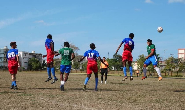 Líderes ganan en décima jornada del Torneo Apertura de Fútbol