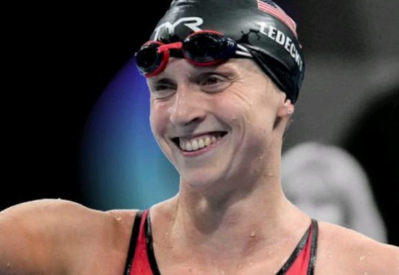 Leyenda de la natación estadounidense Katie Ledecky bate el récord mundial de los 800 metros