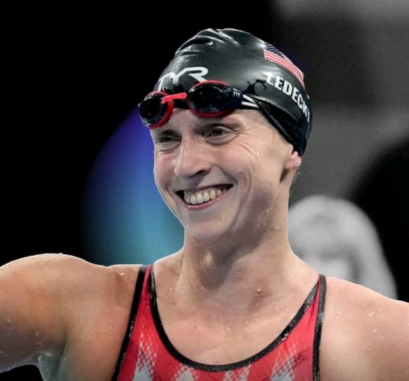 Leyenda de la natación estadounidense Katie Ledecky bate el récord mundial de los 800 metros