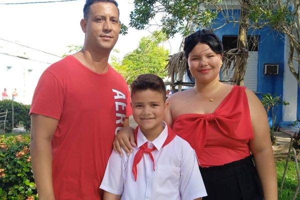 Entrega de pañoletas rojas: momento inolvidable que fortalece el espíritu pioneril (+ Fotos)