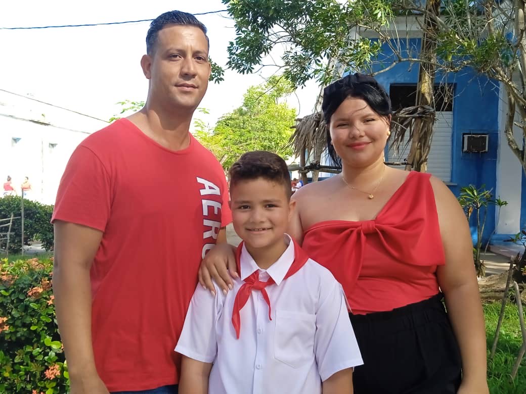 Entrega de pañoletas rojas: momento inolvidable que fortalece el espíritu pioneril (+ Fotos)