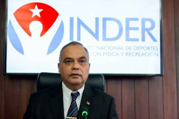 Presidente del Instituto de Deporte cubano saluda a los atletas en jornada mundial del olimpismo