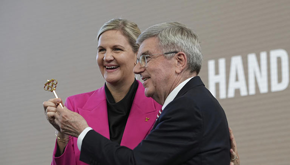 Kirsty Coventry: Primera mujer asume presidencia del COI