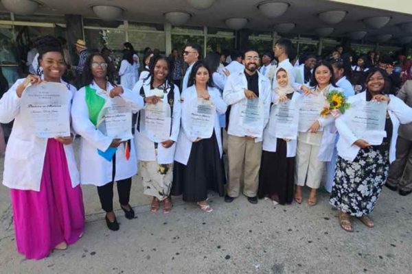 Jóvenes estadounidenses se graduaron de Medicina en Cuba