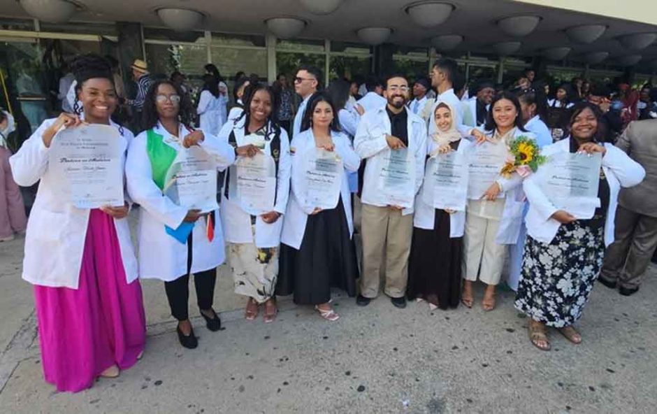 Jóvenes estadounidenses se graduaron de Medicina en Cuba