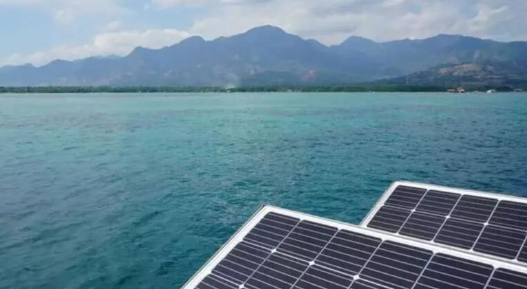 Paneles solares que funcionan en fondo del mar