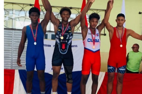 Santiagueros dominan otra vez en certamen juvenil de luchas