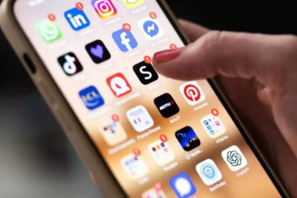 El uso de compañeros de IA entre los adolescentes preocupa a ONG