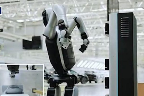 China presenta el primer robot humanoide del mundo capaz de sustituir su propia batería