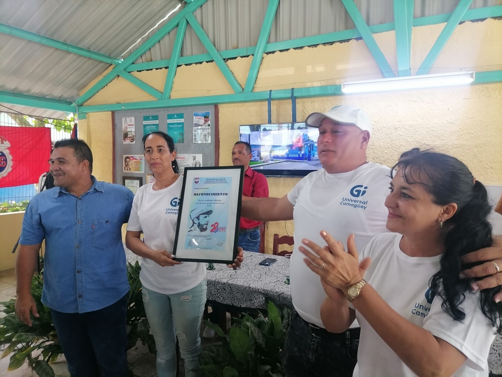 Empresa Productos Universales de Camagüey recibe reconocimiento por compromiso y responsabilidad social (+ Fotos)