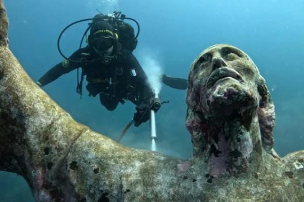 Limpian escultura del Cristo del Abismo en profundidades del mar italiano