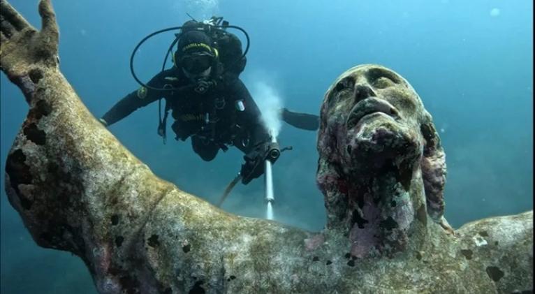Limpian escultura del Cristo del Abismo en profundidades del mar italiano