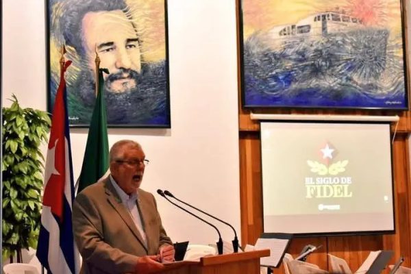 Exposición Fidel y los intelectuales se inaugura en la Embajada de Cuba en México