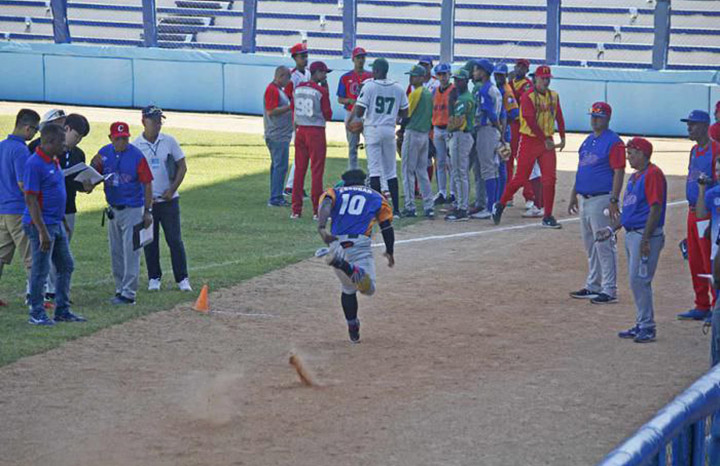 Comenzó en varias provincias del país, pruebas a jóvenes talentos del béisbol cubano