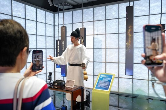 China inauguró la primera megatienda de robots humanoides