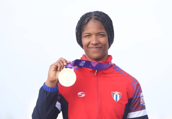 Cubana Yisnoly López saca oro del agua en canotaje de Asunción