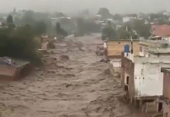 Al menos 146 muertos en Pakistán por inundaciones repentinas tras fuertes lluvias