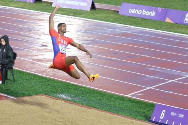 Aniel Molina vence a la lluvia y al frío en el salto largo